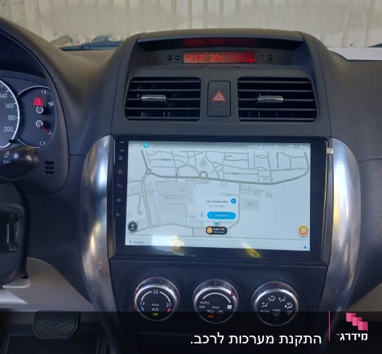 מערכת מולטימדיה לרכב עם מסך מגע ואפליקציית ניווט מותקנת בדשבורד